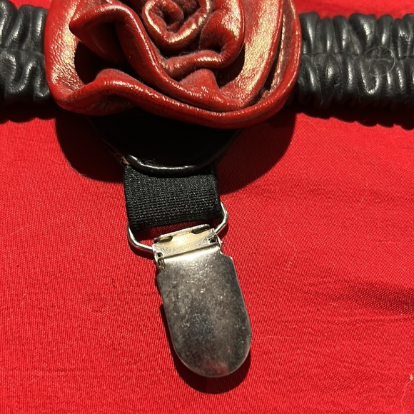 Wild card leather garter with red rosette - Picture 2 of 5